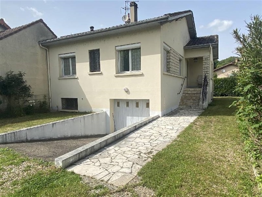 House
This basement house is composed of 3 bedrooms with a small garden 5 minutes walk