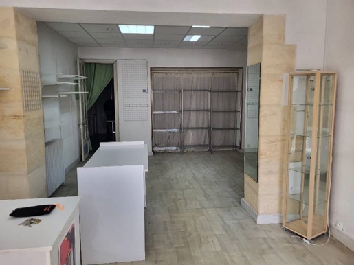 Building
Investment building in the heart of Le Bugue Net profitability of approximately 7.65 % (i