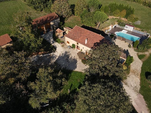 Property
Located just two minutes from the centre of Lalinde, magnificent property consisting of a