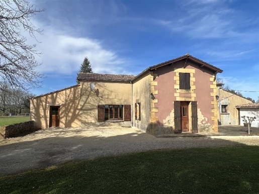 House
Old farmhouse partly renovated, located at the gates of Lalinde and its amenities, offering