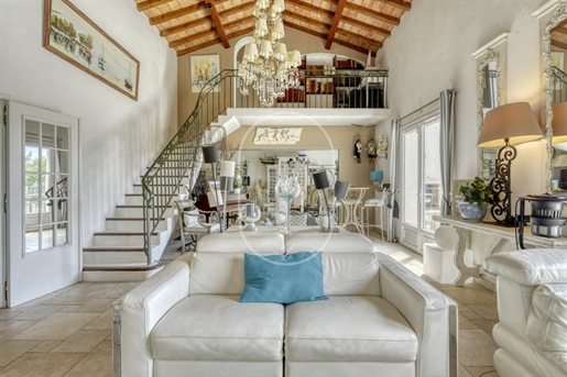 Provençal villa with panoramic sea view for sale in Grimaud