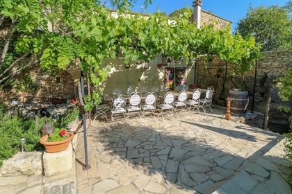 Uzès at 5 minutes, in a dominant position. Real estate complex with