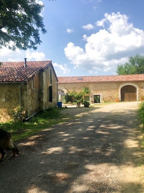 À vendre gîte en Dordogne ancien corps de ferme de 266 m2 habitable sur 3 habitations , 30 720 m2 de