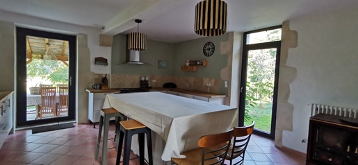 Dordogne,Maison restaurée avec charme secteur calme 4 chambres ,piscine terrain boisé de 10764 m2