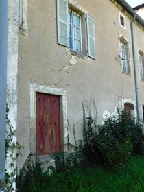 Seventeenth century building listed as a historical monument - €150,000