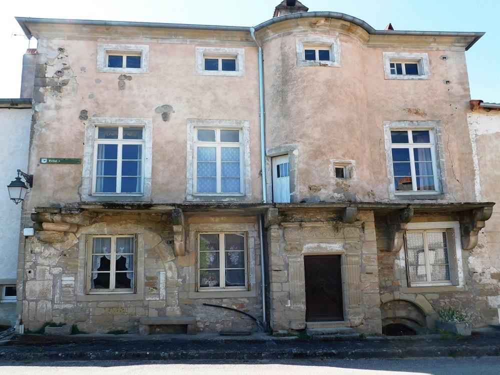 16th/17th century mansion - Listed as a Historic Monument - €105,000