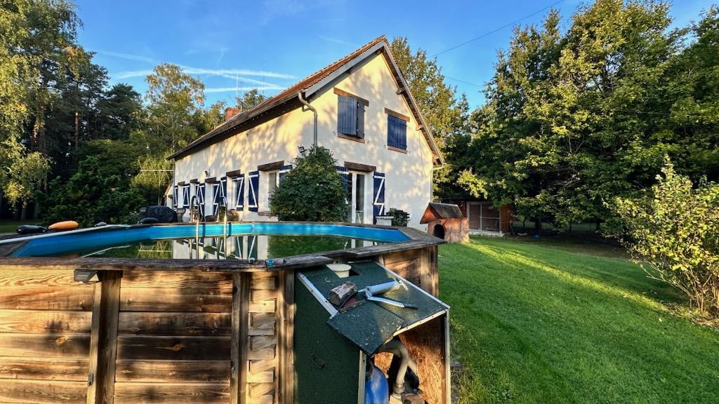 Beautiful family property 7 rooms – 150 m² of living space – Land 6,342 m² with pond & swimming pool