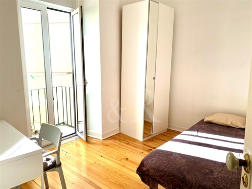 Apartamento T3+2 remodelado em Arroios, Lisboa