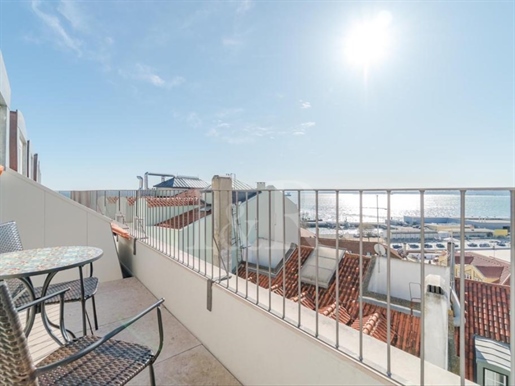 Луксозно мансардно помещение с балкон и изглед към река Тежу в Алфама, Лисабон