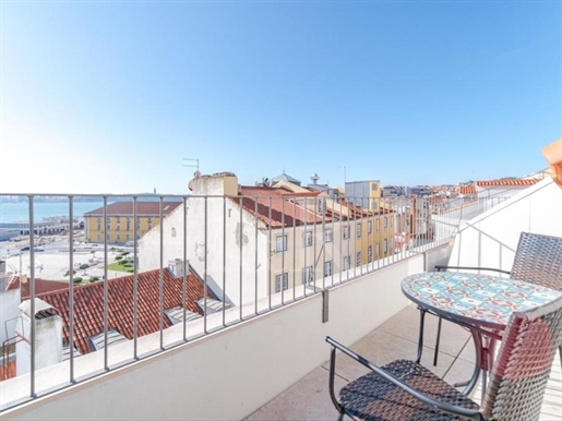 Луксозно мансардно помещение с балкон и изглед към река Тежу в Алфама, Лисабон