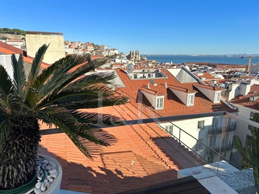 5-Bedroom penthouse with terrace and river view in Chiado, Lisbon