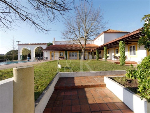 5-Bedroom farmhouse with swimming pool and tennis court in Cartaxo