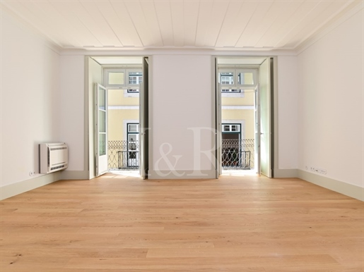 Charming 2+1 bedroom apartment with balcony, in downtown Lisbon