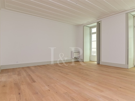 Charming 2+1 bedroom apartment with balcony, in downtown Lisbon