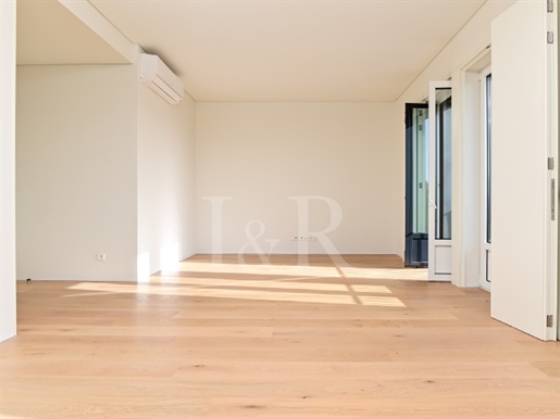 2-Bedroom duplex apartment with parking and balcony, in Campo Grande, Lisbon