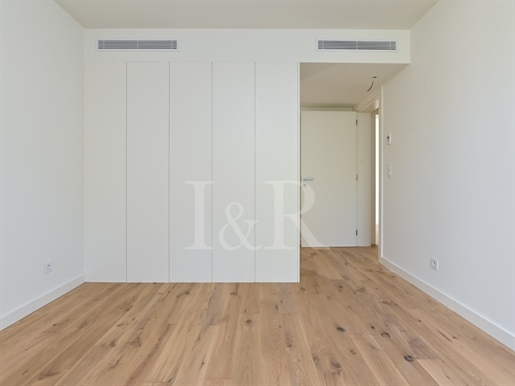 2 bedroom apartment with parking and storage room in Areeiro, Lisbon