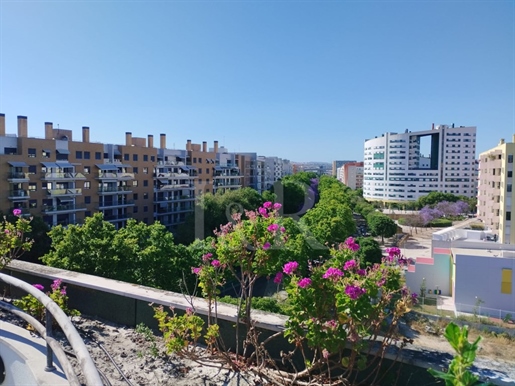 4-Bedroom apartment with balcony and river view in Parque das Nações