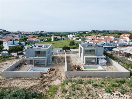 Moradia T3 com jardim, piscina e vista para a Serra de Sintra