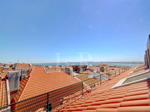 Apartamento T3 duplex com vista rio e estacionamento no Bairro Alto, Lisboa
