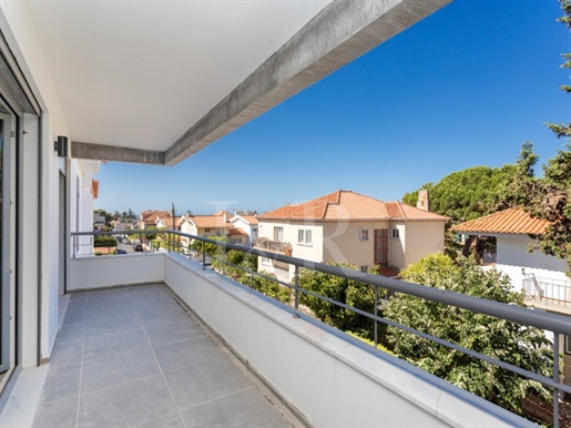 Spacious 3+1 bedroom apartment with parking, Carcavelos, Cascais