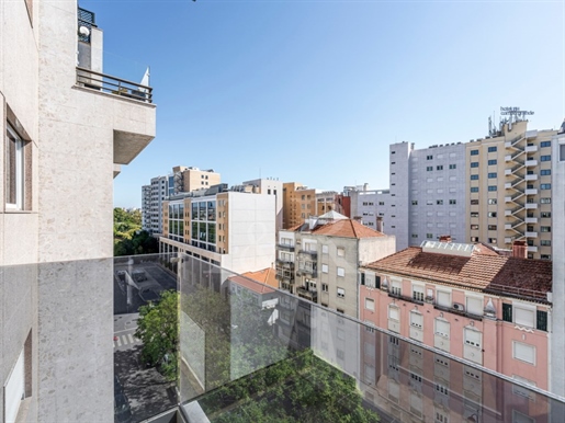 Apartamento T3 com varandins e estacionamento, Av. 5 Outubro, Lisboa