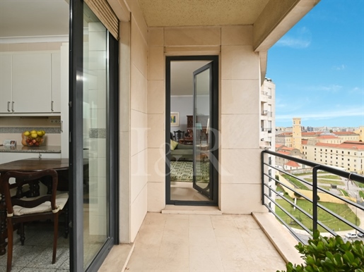 3-Bedroom apartment with balcony and parking in Campolide, Lisbon