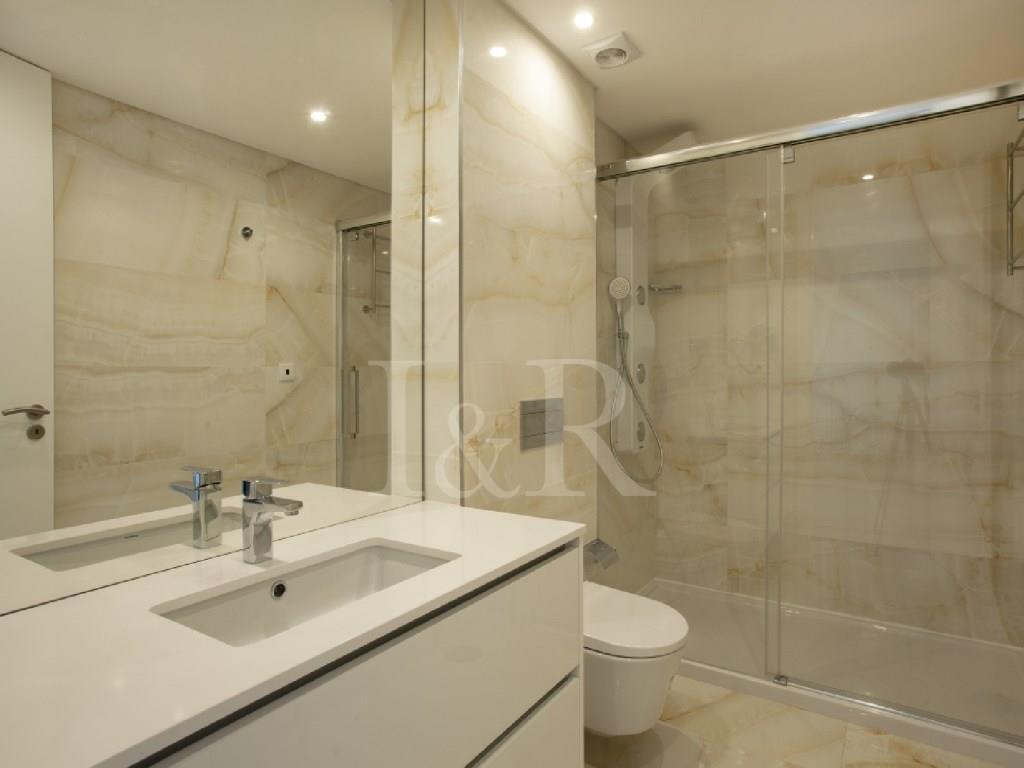 1 bedroom apartment with sea view, terrace and guaranteed profitability, in Sesimbra