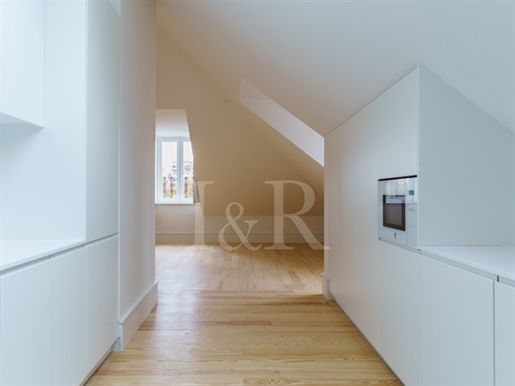 2-Bedroom apartment with view and parking, near Alcântara, Lisbon