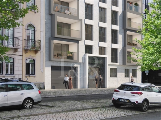 Apartamento T3 com varandas, estacionamento e arrecadação, Av. Novas, Lisboa