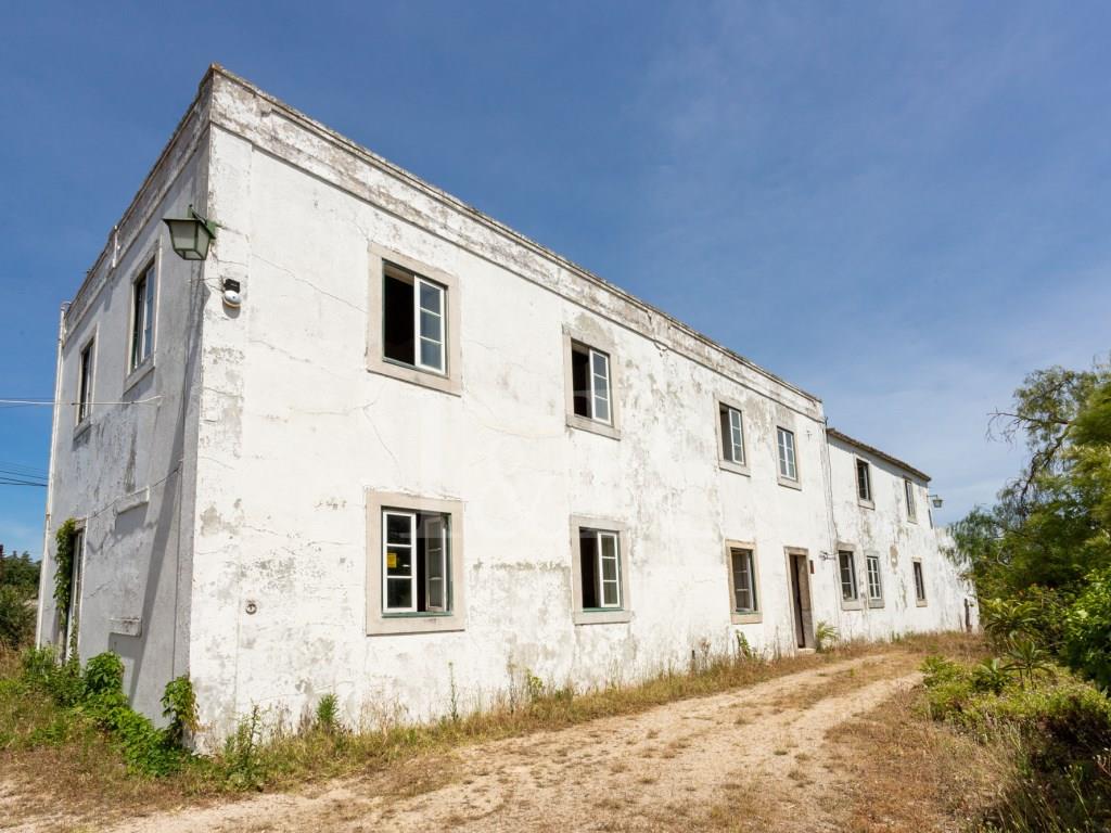 Farm with 7-bedroom villa to restore in Setúbal