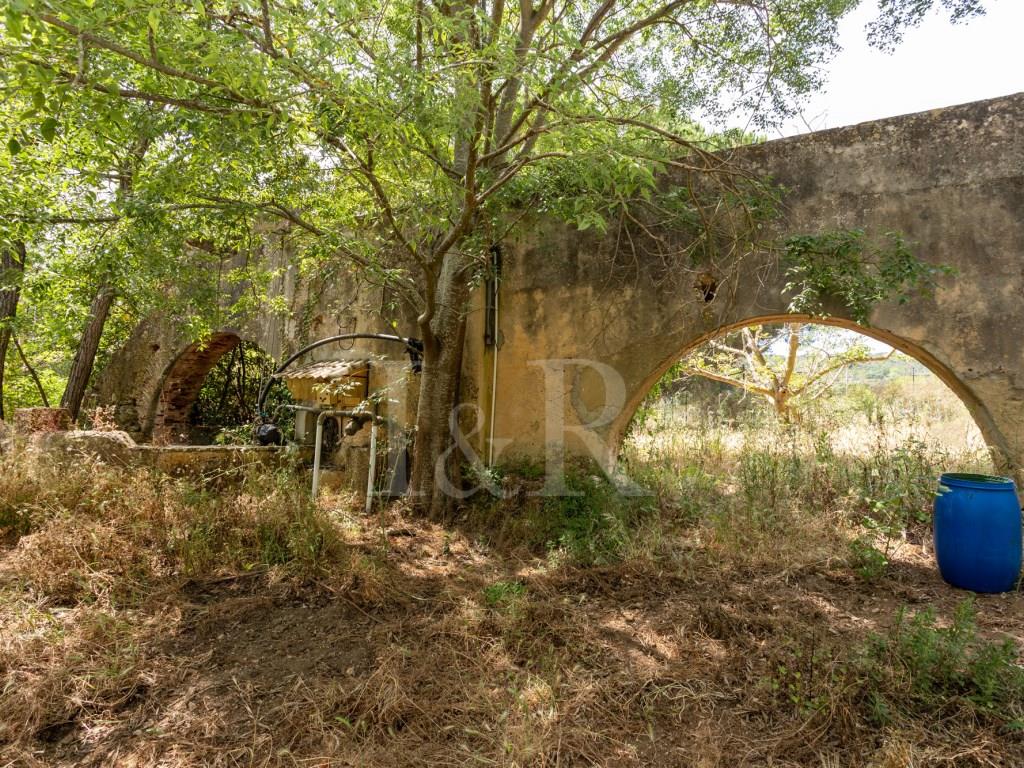 Farm with 7-bedroom villa to restore in Setúbal