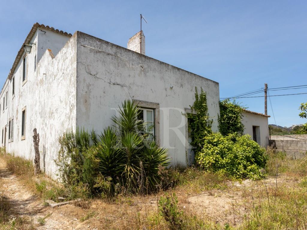 Farm with 7-bedroom villa to restore in Setúbal