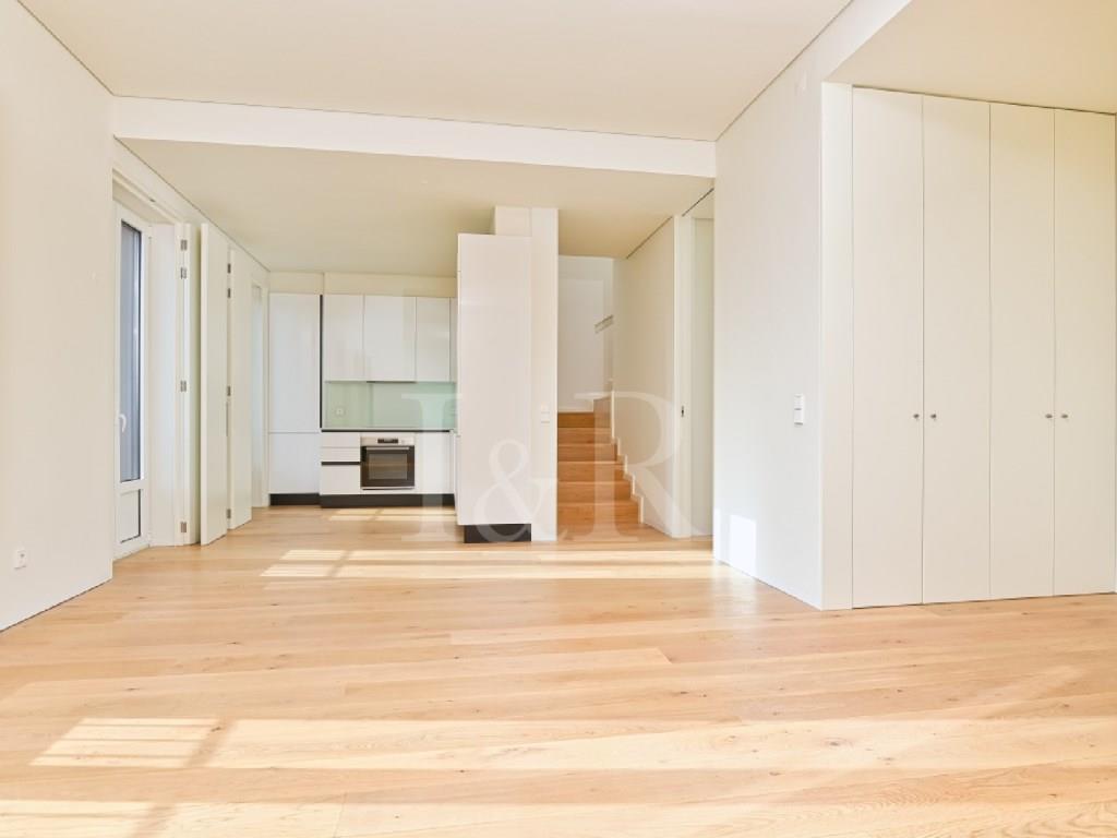 2-Bedroom duplex apartment with parking and balcony, in Campo Grande, Lisbon