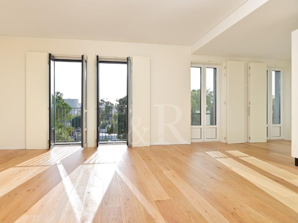 2-Bedroom duplex apartment with parking and balcony, in Campo Grande, Lisbon
