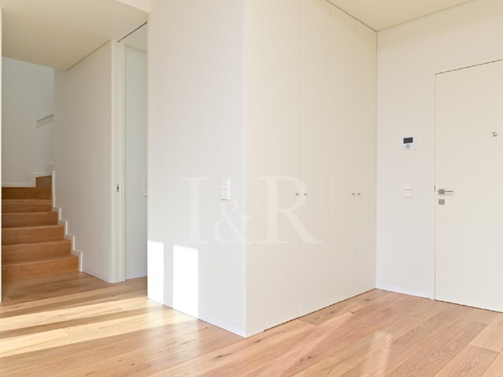 2-Bedroom duplex apartment with parking and balcony, in Campo Grande, Lisbon