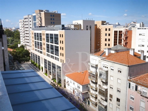 3 bedroom apartment with small balconies and parking, Av. 5 Outubro, Lisbon