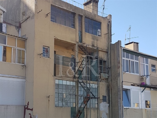 Building with project for total renovation in Penha de France, Lisbon
