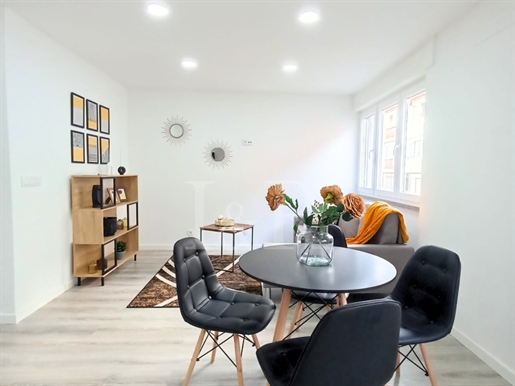 Apartamento T2 renovado e equipado na Penha de França, Lisboa