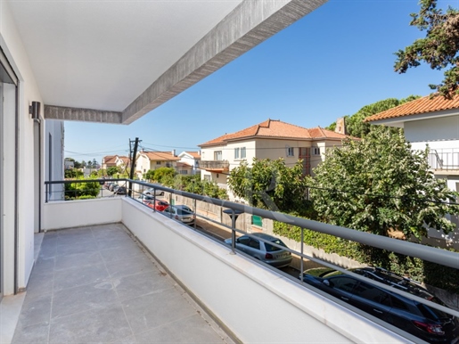 3 bedroom apartment with balcony and parking space, Carcavelos, Cascais