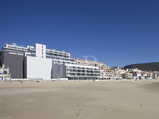 Store for sale prepared for restaurant, on the 1st line of beach in Sesimbra