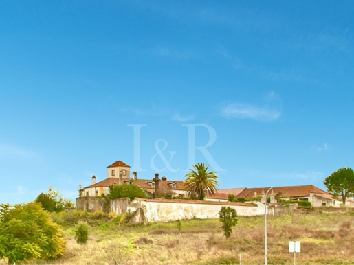 Manor house with 3 hectares for refurbishment in Santarém