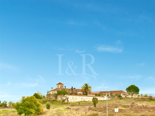 Manor house with 3 hectares for refurbishment in Santarém