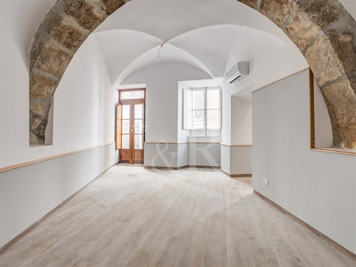 Building with two apartments and a commercial space in Évora