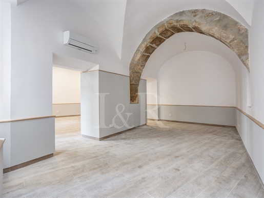 Building with two apartments and a commercial space in Évora