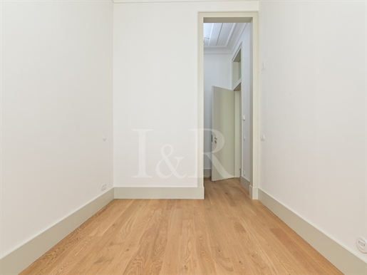 Charming 3 bedroom apartment with patio in downtown Lisbon