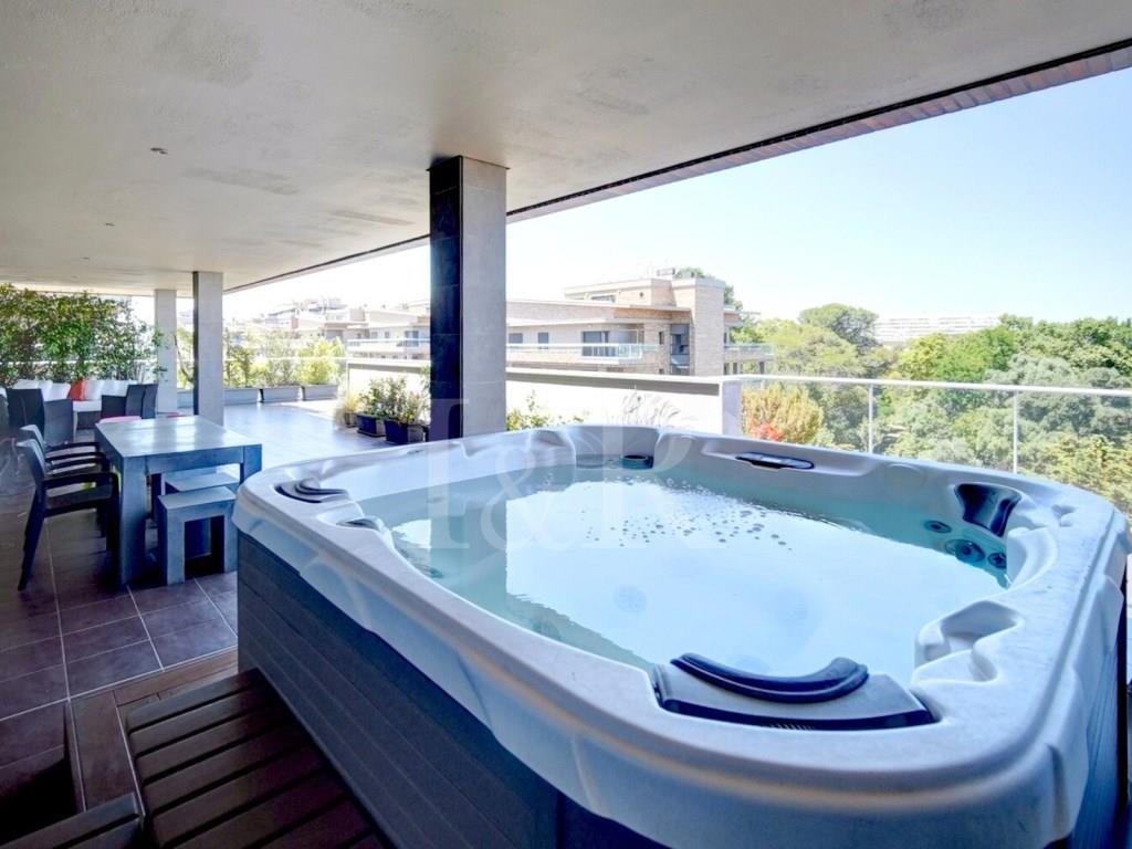 4-Bedroom apartment with terrace and river view in Jardins do Cristo Rei, Lisbon