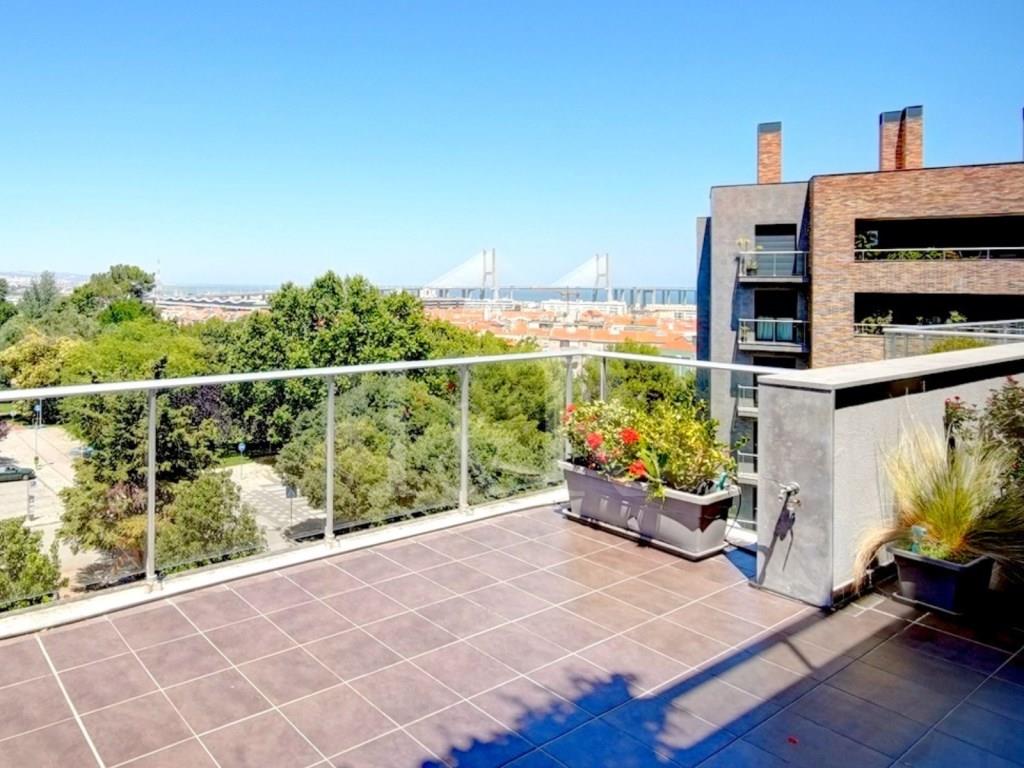 4-Bedroom apartment with terrace and river view in Jardins do Cristo Rei, Lisbon