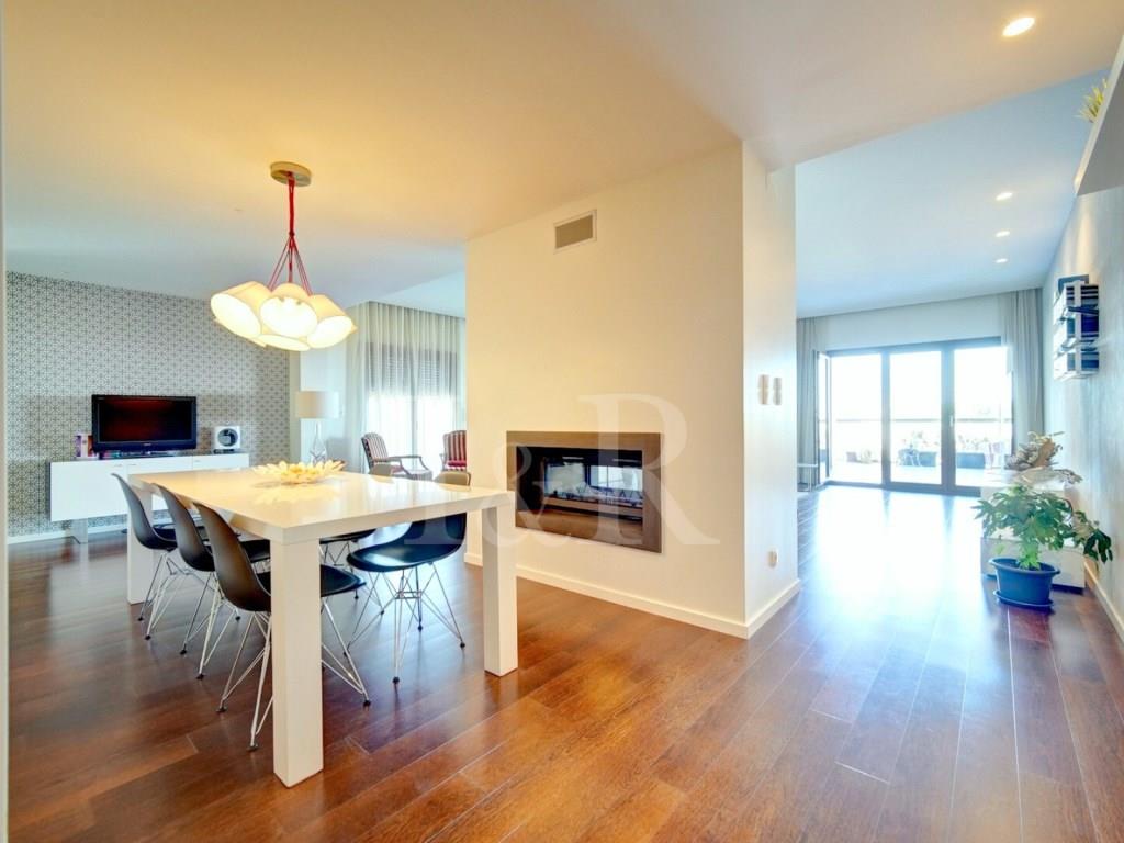 4-Bedroom apartment with terrace and river view in Jardins do Cristo Rei, Lisbon