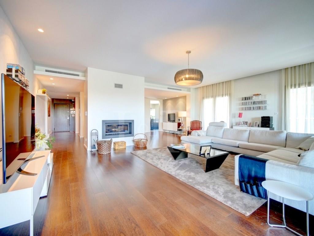 4-Bedroom apartment with terrace and river view in Jardins do Cristo Rei, Lisbon