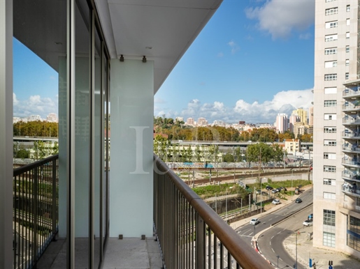 Apartamento T1 com varanda e estacionamento em Campolide